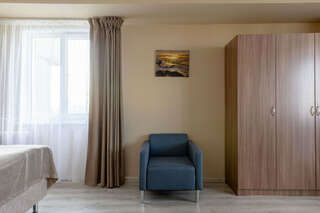 Гостиница Арена Москва Супериор 2-комнатный (двуспальная кровать и диван)-10