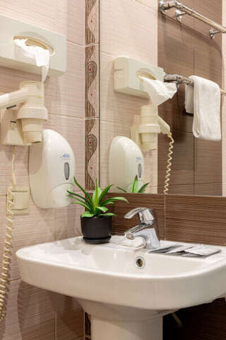 Гостиница Арена Москва Трехместный номер с двумя кроватями и креслом категории «Делюкс»-14